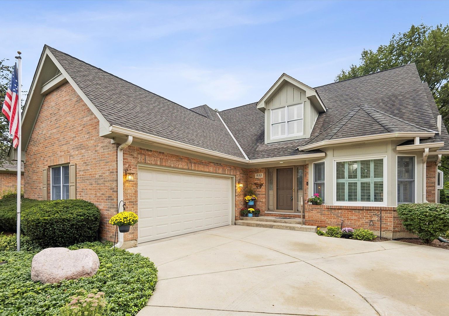 933 Wedgewood Dr — Crystal Lake Country Club