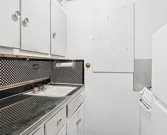 5th image of 141 E 55th St APT 4F
