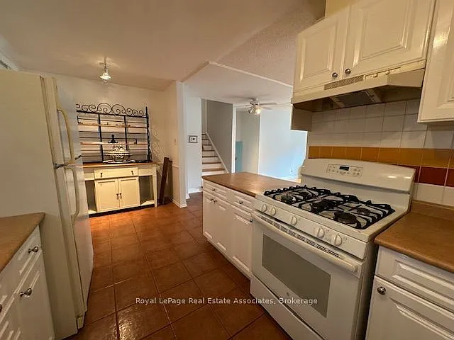 13 Edwin Dr — Photo 6