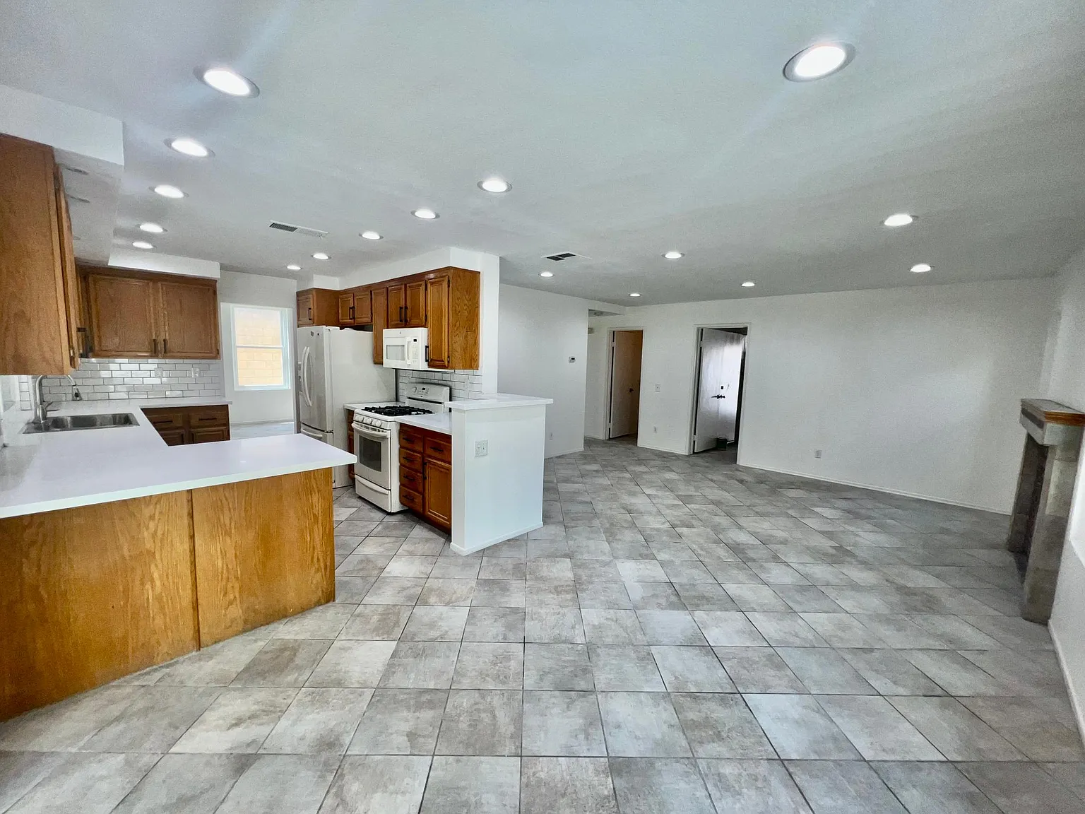 4 bed, 2468 sqft, $3,550 — Photo 4