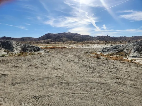 11 Chamisal St, Adelanto, CA 92301