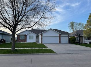 2124 Gunnison Dr, Lincoln, NE 68521