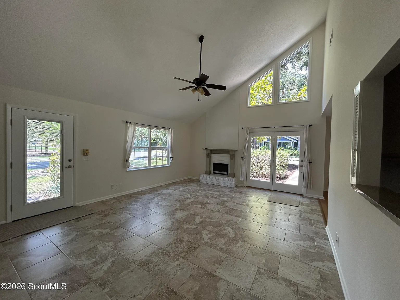 3 bed, 2.0 bath, 1360 sqft, $2,650 — Photo 4