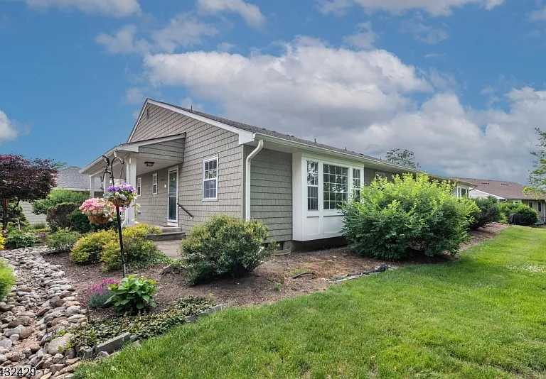 28 Brandywyne Dr — Photo 3