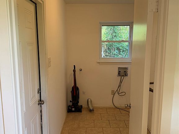 3rd image of 1643 Holiday Blvd
