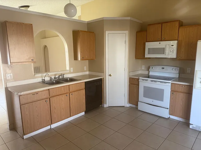 12747 Parkbury Dr — Photo 7