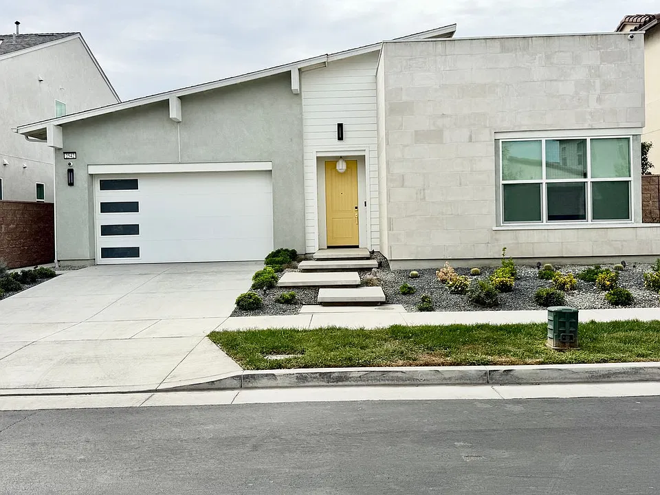2542 E Scarlett Ln