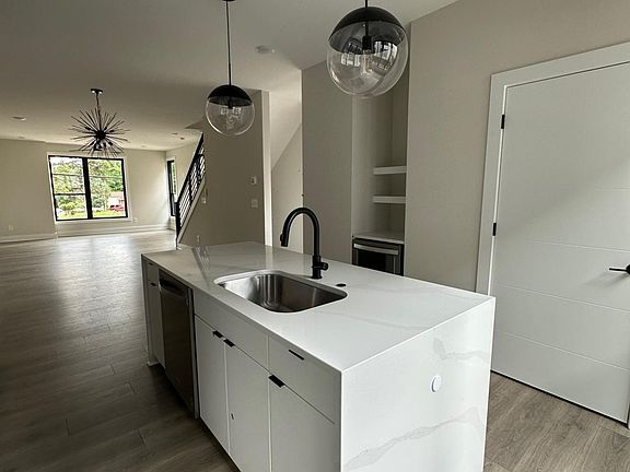 5th image of 229 Freeland Ln