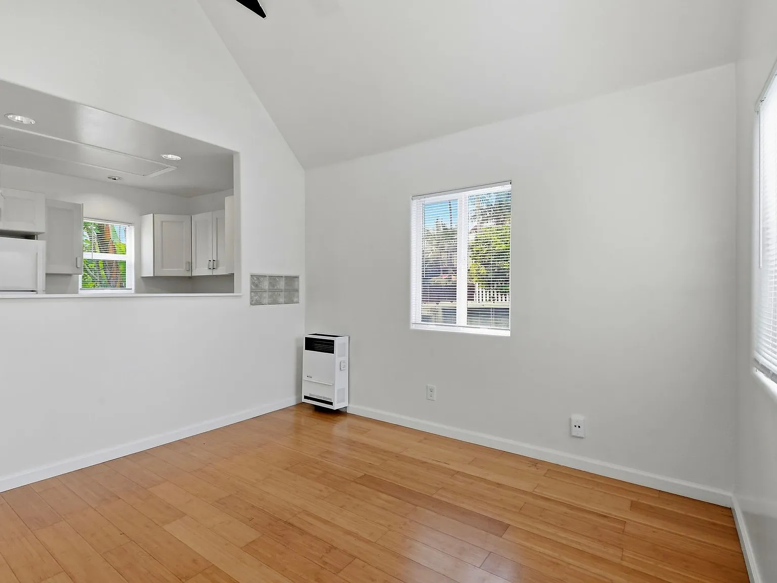 215-223 Lolita St - 215 — Photo 2