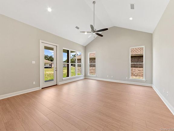5th image of 821 Jefferson Dr