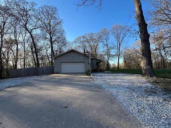 4th image of 2 York Dr