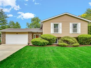 1140 Essel Ct E, Wheaton, IL 60189