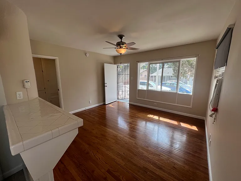 435 W Windsor Rd #B — Photo 3