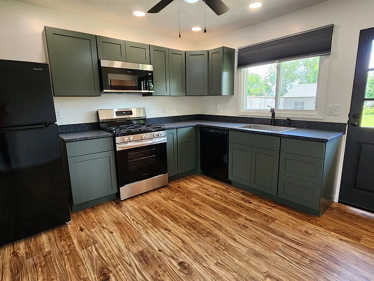 213 Victoria Dr — Photo 3