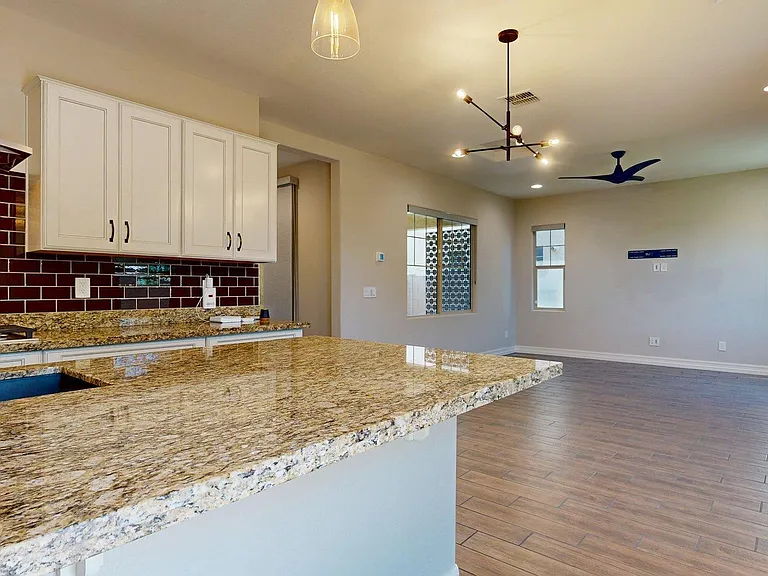 209 E Beatryce St — Photo 10