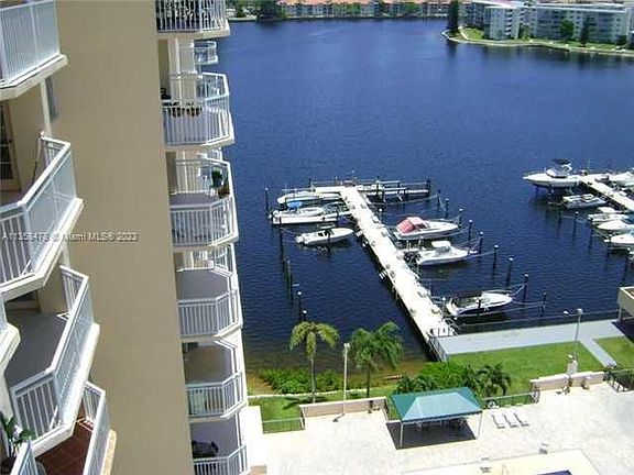 3rd image of 18061 Biscayne Blvd APT 1403