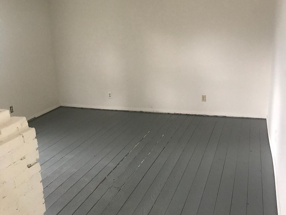 2nd image of 104 SE Railroad Ave #2
