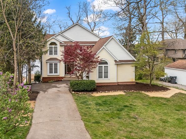 5027 Grover Dr, Brighton, MI 48116