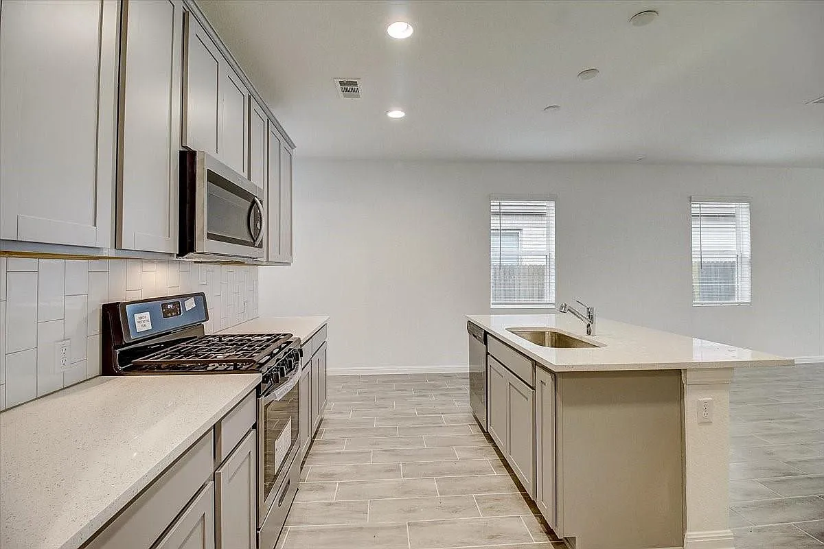 3 bed, 2.0 bath, 1790 sqft, $2,250 — Photo 2