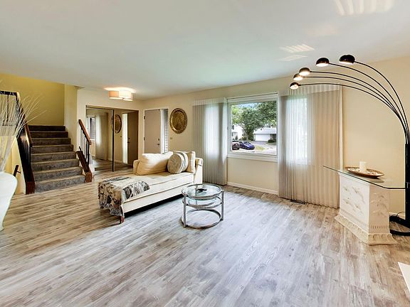 3rd image of 104 Lilac Ct