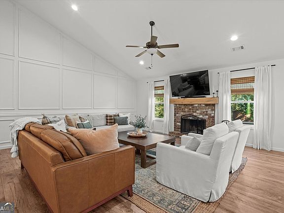 5th image of 167 Lawrence Dr