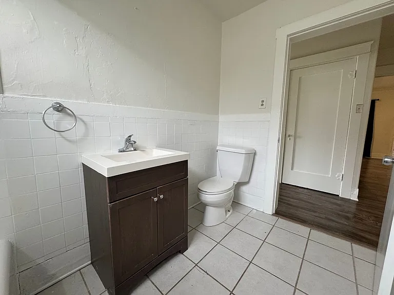 1855 S Redondo Blvd — Photo 19
