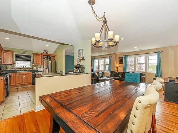 3rd image of 1799 Evergreen Ave