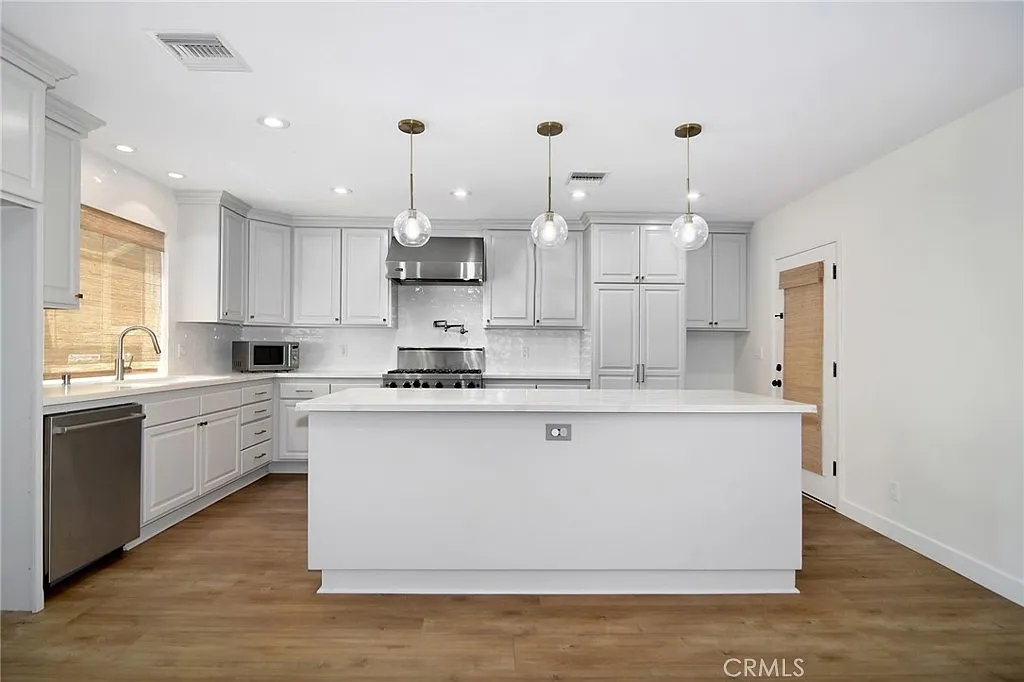 8 bed, 4.5 bath, 4145 sqft, $15,000 — Photo 3