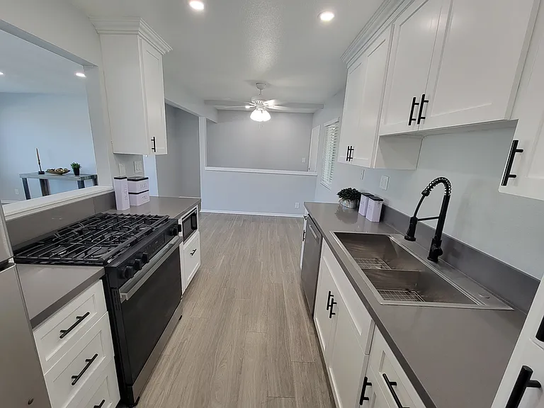 Marquis Apartments — Photo 34
