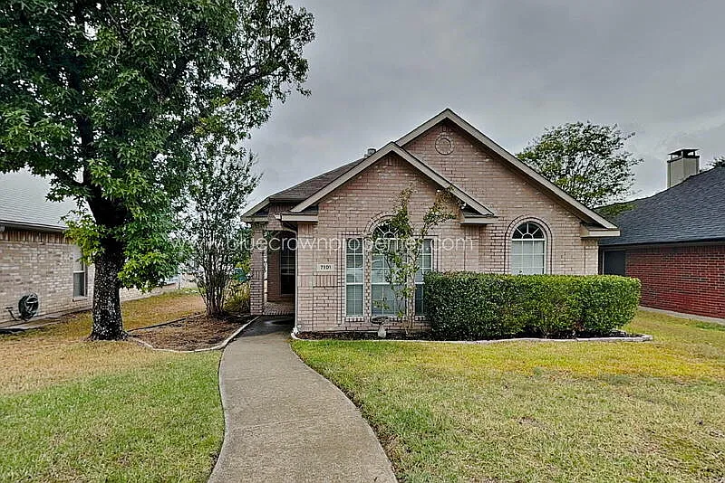 3 bed, 2.0 bath, 1285 sqft, $2,050 — Photo 1