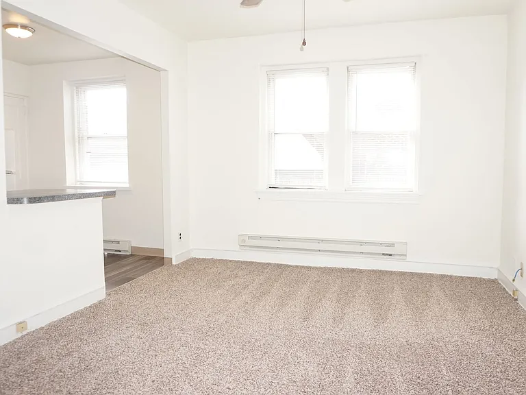 Montrose Apartments — Photo 4