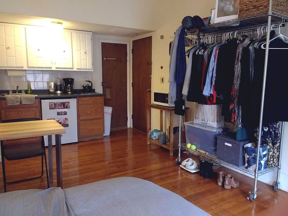 2nd image of 907 Beacon St APT 6