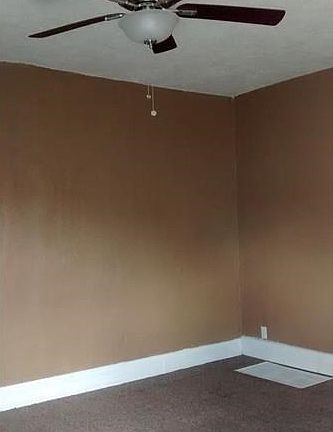 Spacious Livingroom w/ceiling fan
