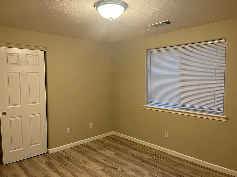 2052 Manchester Dr — Photo 8