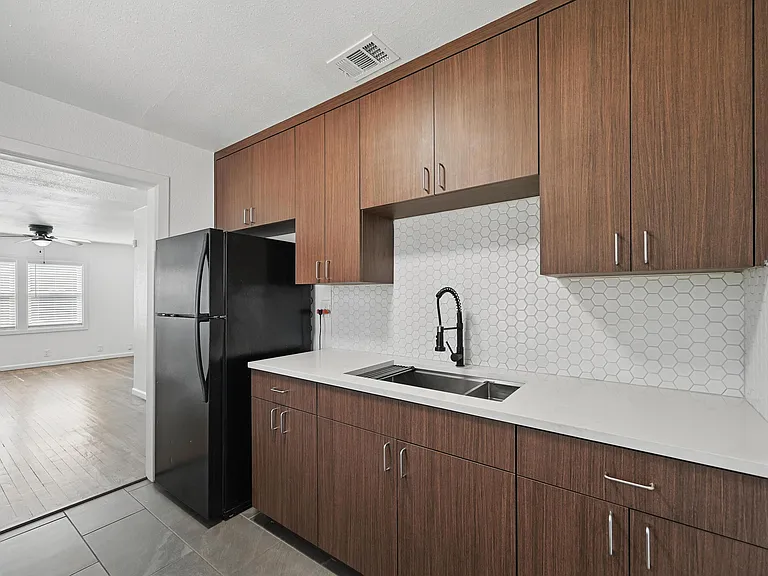 1205 Hamsted St — Photo 8
