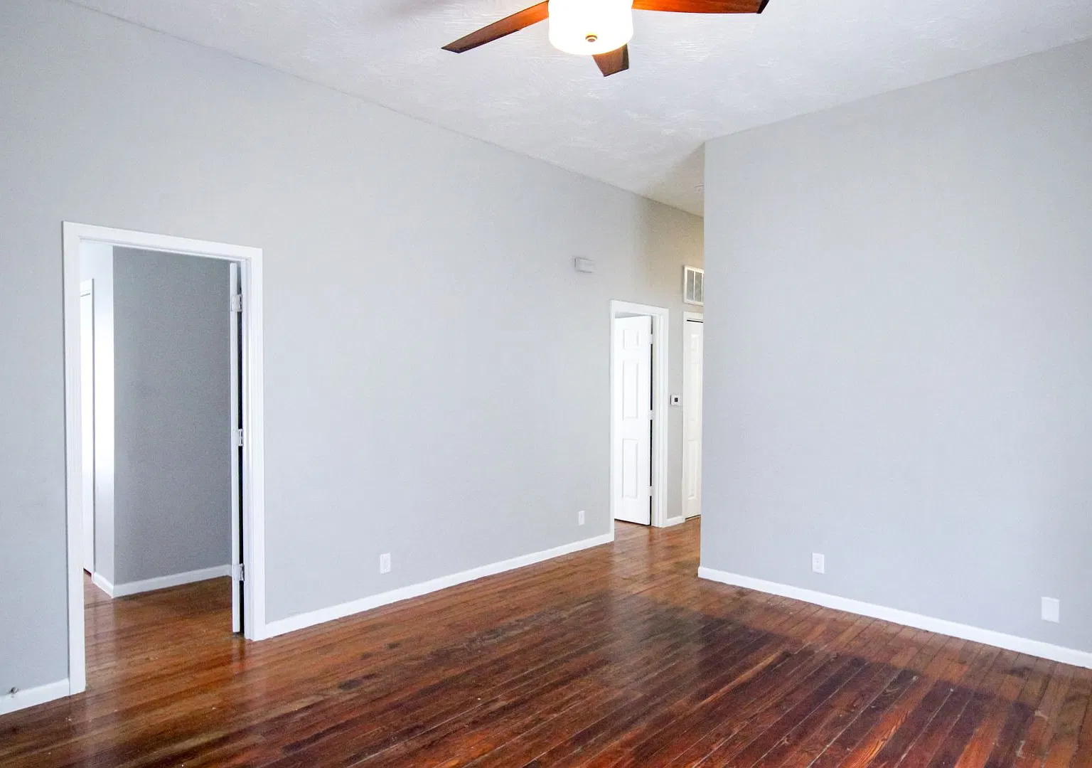 **Spacious 3 bed 2 bath w/ Fenced In Back Yard** — Photo 2