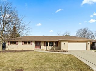 17W420 Sunshine Dr, Oakbrook Terrace, IL