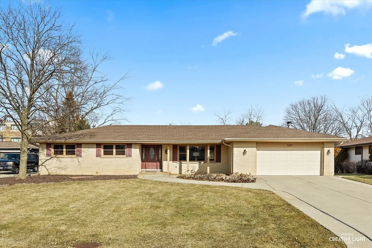 17W420 Sunshine Dr photo 1