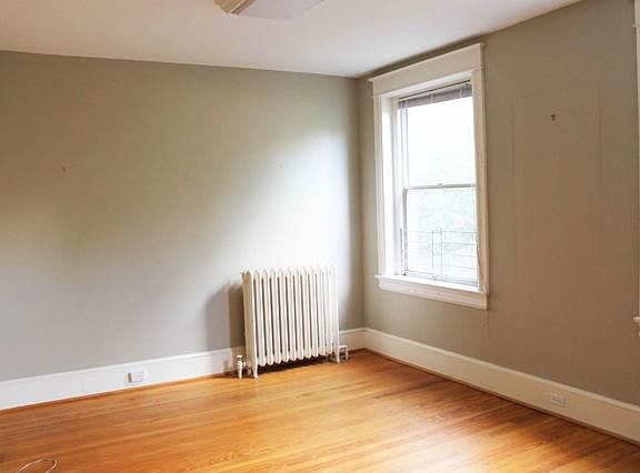Livingroom, large windows overlooking park