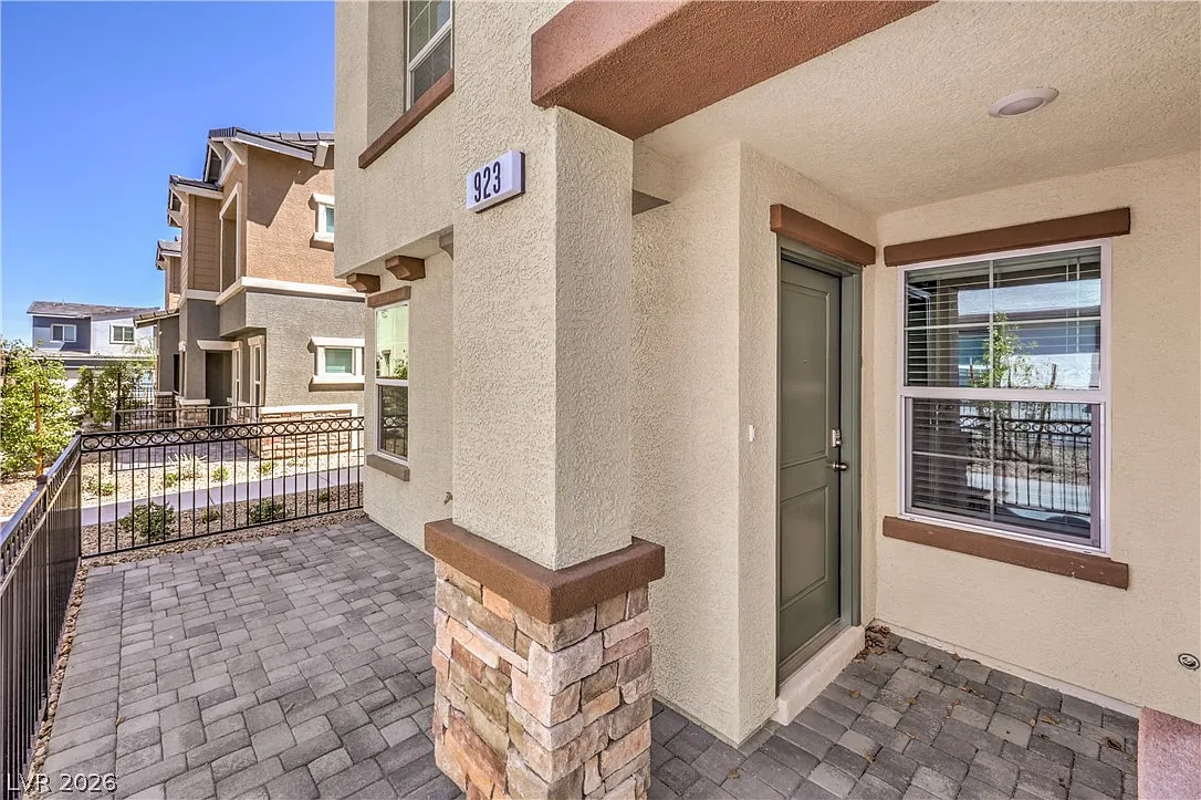 3 bed, 2.5 bath, 1410 sqft, $2,100 — Photo 3
