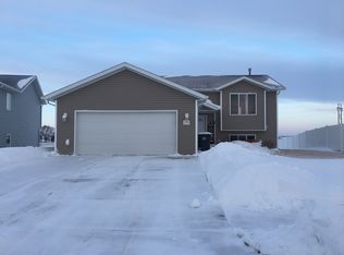 2909 Plainview Dr SE, Mandan, ND 58554