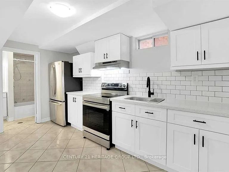 521 Heddle Cres — Photo 3