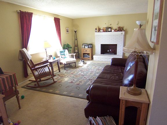 Living room w/ fireplace