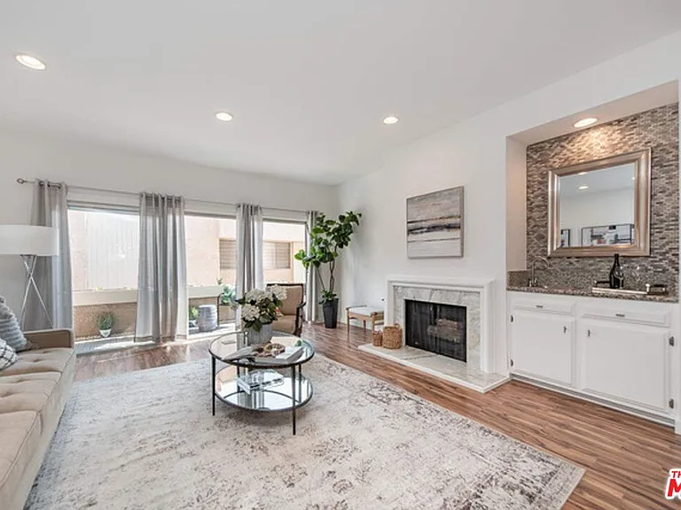 5139 Balboa Blvd #203 — Photo 3