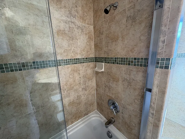 Primary bedroom en-suite