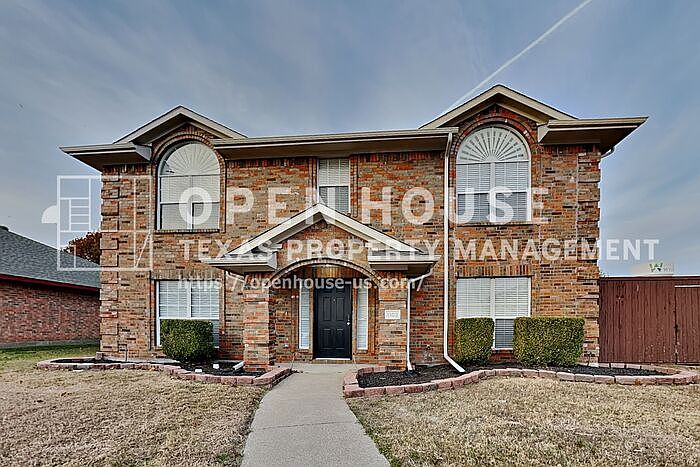 1st image of 1102 Hall Dr