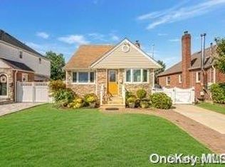 32 Commonwealth St, Franklin Square, NY 11010