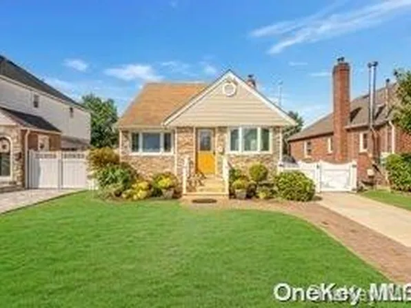 32 Commonwealth Street, Franklin Square, NY 11010