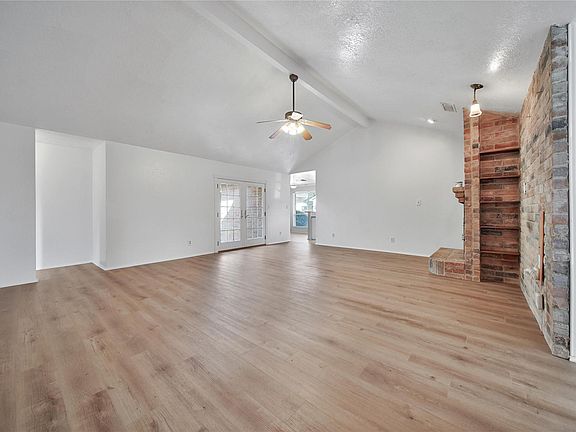 5th image of 638 W Castle Harbour Dr