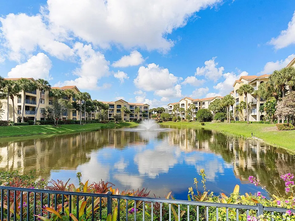 700 Uno Lago Dr #303